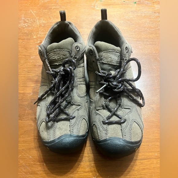 Keen women’s walking shoe - Picture 1 of 5